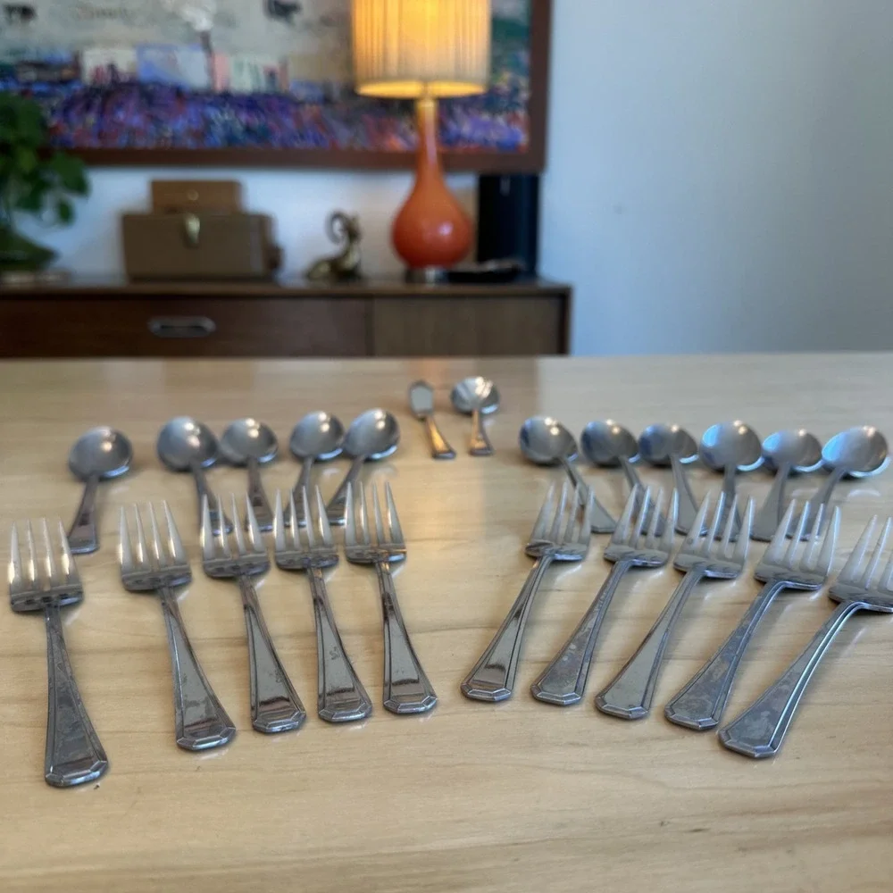 23 Pieces Supreme By Towle 'Chestnut Hill' Stainless Flatware Made In Japan